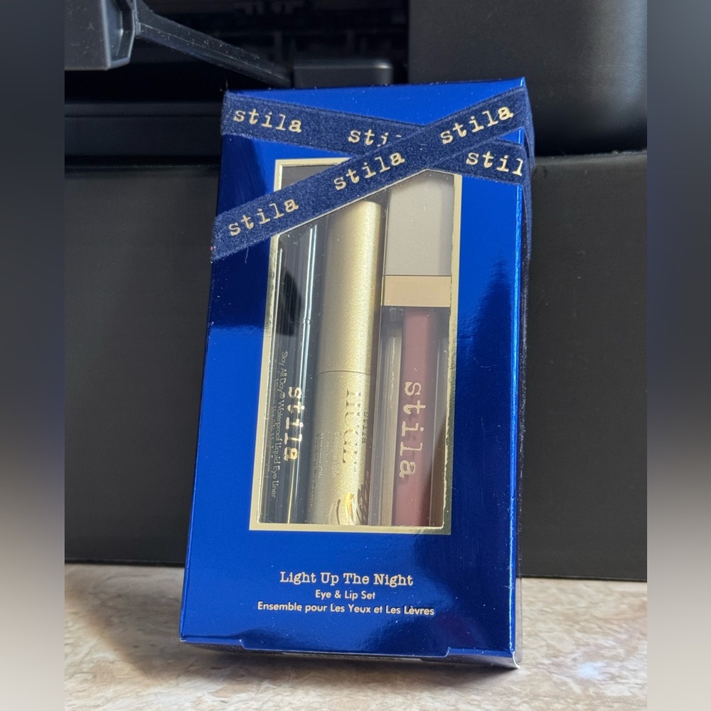 Stila Light Up the Night Eye & Lip Set Liquid Eyeliner Mascara Gloss New in Box - Picture 2 of 2